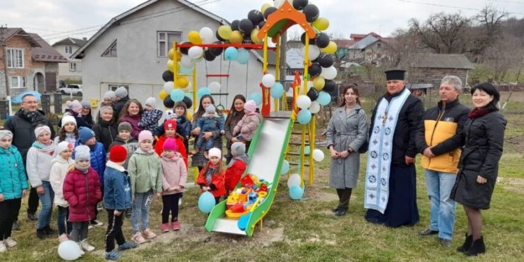 В с. Ліщанці, завдяки фінансовій підтримці ТзОВ «Бучачагрохлібпром» облаштовано Дитячий майданчик (Фото)