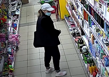 У Тернополі розшукують жінку, яка обікрала магазин (Відео)