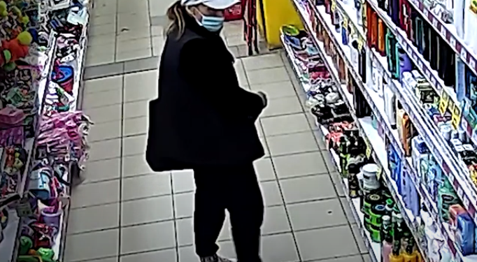 У Тернополі розшукують жінку, яка обікрала магазин (Відео)