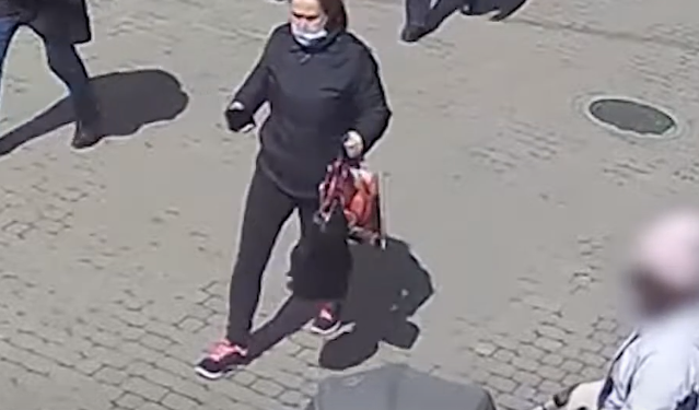 У Тернополі жінка зняла кошти із чужої карточки. Її розшукує поліція (Відео)