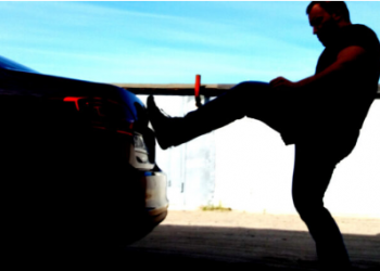 “Понакупляли собі”: у Тернополі роздратований чоловік побив ногою чужий автомобіль