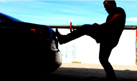 “Понакупляли собі”: у Тернополі роздратований чоловік побив ногою чужий автомобіль