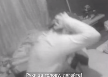 У Тернополі поліція рятувала дитину і маму від дебошира, який зачинився з ними у квартирі (Відео)