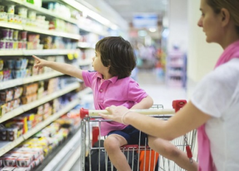 У Тернополі в деяких магазинах продають не більше трьох банок олії в одні руки (Фото)