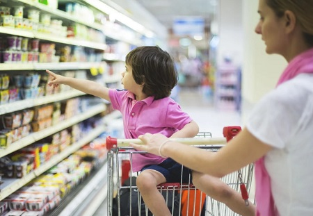 У Тернополі в деяких магазинах продають не більше трьох банок олії в одні руки (Фото)