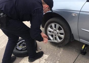 У Тернополі копи допомогли водію, який пробив колесо і не знав як його замінити (Фото)
