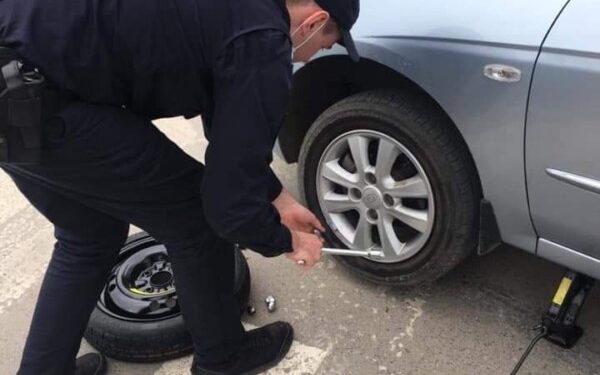 У Тернополі копи допомогли водію, який пробив колесо і не знав як його замінити (Фото)