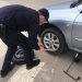 У Тернополі копи допомогли водію, який пробив колесо і не знав як його замінити (Фото)