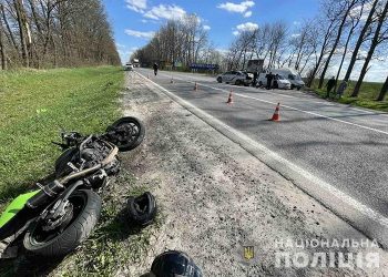 На Тернопільщині мотоцикліст влетів у поліцейське авто, а водій позашляховика – у машину комунальників (Фото)