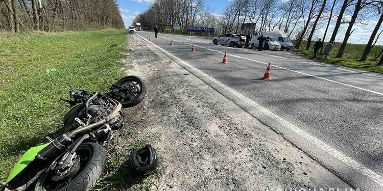 На Тернопільщині мотоцикліст влетів у поліцейське авто, а водій позашляховика – у машину комунальників (Фото)