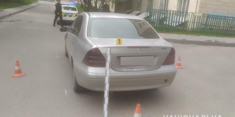 У Тернополі у дворі будинку водій на “Мерседесі” збив дитину (Фото)