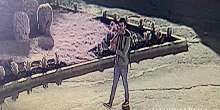 У Тернополі невідомий чоловік повідомив про небезпеку в школі: розшук (Фото)