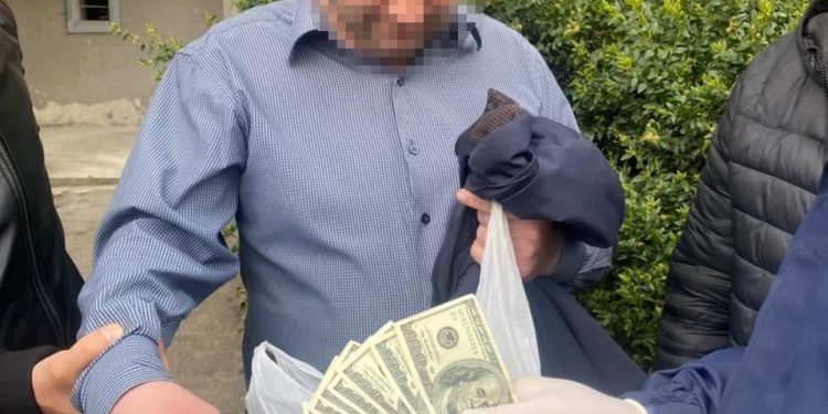 На Тернопільщині на хабарі спіймали посадовця Держпродспоживслужби (Фото)