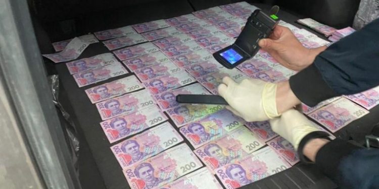 На Тернопільщині заступник голови ОТГ попався на хабарі у 100 тисяч гривень (Фото)