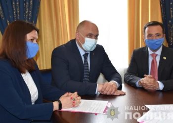 Співробітницю ОБСЄ п’ять років тому помітили на весіллі доньки бойовика Бабая. Тепер вона працює у Консультативній місії ЄС в Україні