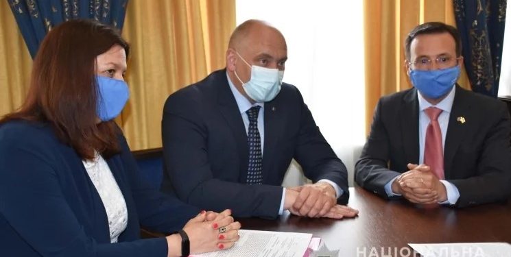 Співробітницю ОБСЄ п’ять років тому помітили на весіллі доньки бойовика Бабая. Тепер вона працює у Консультативній місії ЄС в Україні