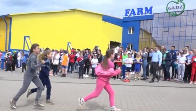 «Квітучий сад»: забіг яблуневим садом провели у фермерському господарстві «Гадз»