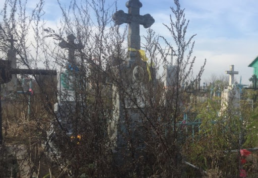 На Тернопільщині на цвинтарі нетверезий чоловік фарбою обмалював пам’ятник