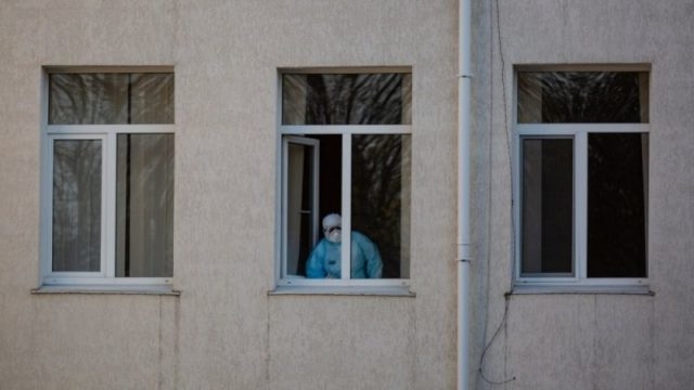 У Тернополі з вікна лікарні випала жінка