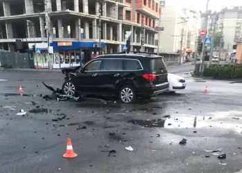 Одне авто врізалось у МАФ, а інше – сильно потрощене: ДТП неподалік тернопільського ринку (Фото)