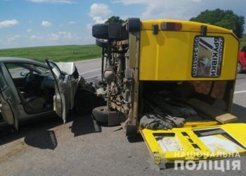 На Тернопільщині у ДТП перекинувся бус: є потерпілі (Фото)