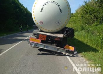 На Тернопільщині зіткнулися мікроавтобус та бензовоз (Фото)