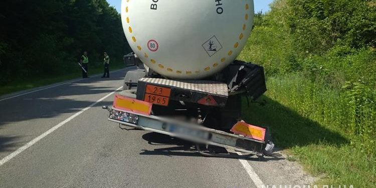 На Тернопільщині зіткнулися мікроавтобус та бензовоз (Фото)