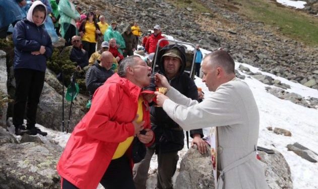 Священник з Тернопільщини провів літургію на Чорногірському хребті (Фото)