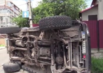 Потужне зіткнення у Тернополі: на перехресті перекинувся позашляховик (Фото)