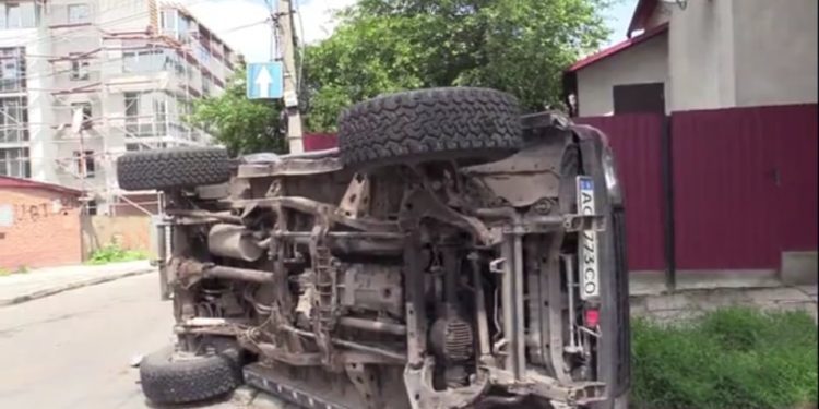 Потужне зіткнення у Тернополі: на перехресті перекинувся позашляховик (Фото)