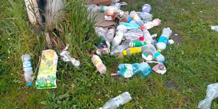 Невідомі перетворюють стадіон у Почаєві на смітник (Фото)