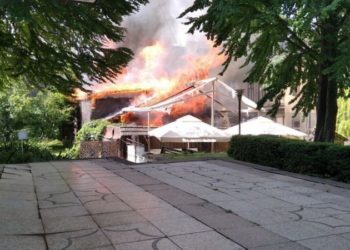 Вогонь з бару перекинувся на сусідній будинок: у центрі Тернополя масштабна пожежа (Відео)