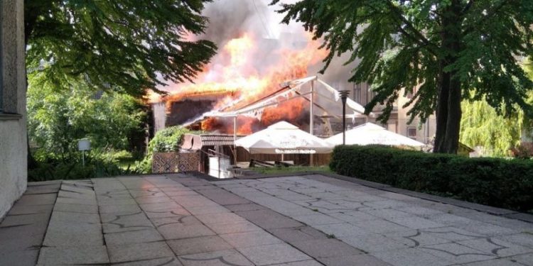 Вогонь з бару перекинувся на сусідній будинок: у центрі Тернополя масштабна пожежа (Відео)