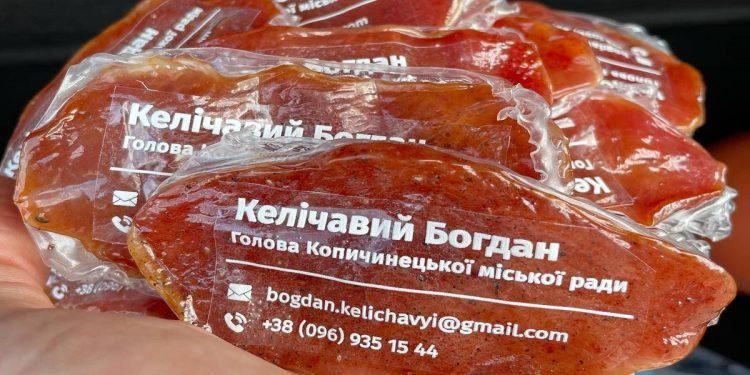“Візитки із в’яленого м’яса”: на Тернопільщині голова громади виготовив унікальні візитівки (Фото)