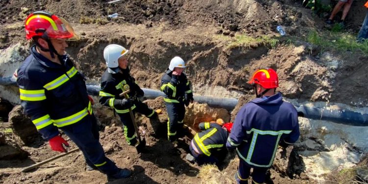 У Тернополі двох робітників засипало грунтом: один чоловік загинув (Фото)