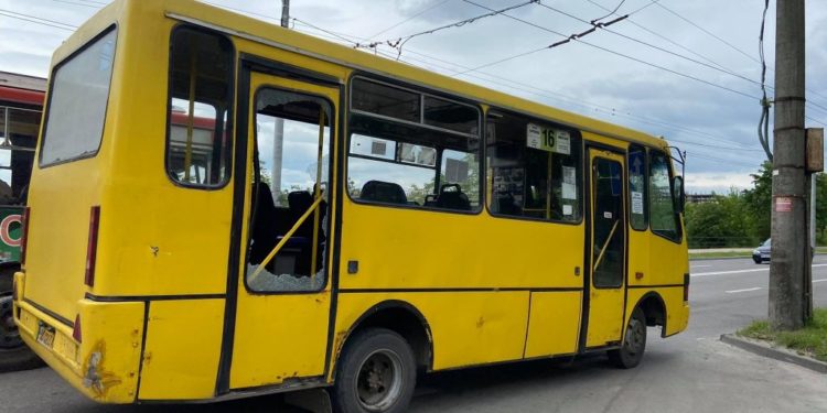 ДТП у Тернополі: не розминулися маршрутки (Фото)