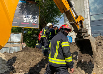 У Тернополі чоловіка засипало землею (Фото)