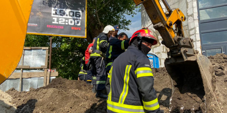 У Тернополі чоловіка засипало землею (Фото)