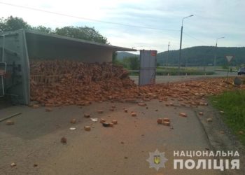 На Тернопільщині перекинулася вантажівка: цегла по усій дорозі (Фото)