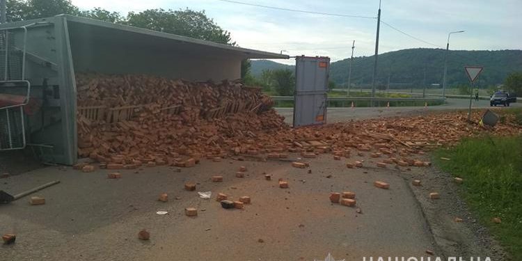 На Тернопільщині перекинулася вантажівка: цегла по усій дорозі (Фото)