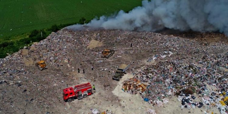Біля Тернополя горить Малашівське сміттєзвалище (Фото)