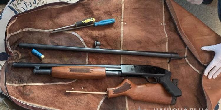 На Тернопільщині чоловік упродовж кількох ночей обстрілював чужий будинок