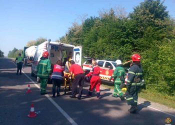 На Тернопільщині водій буса в’їхав у газовоз (Фото)
