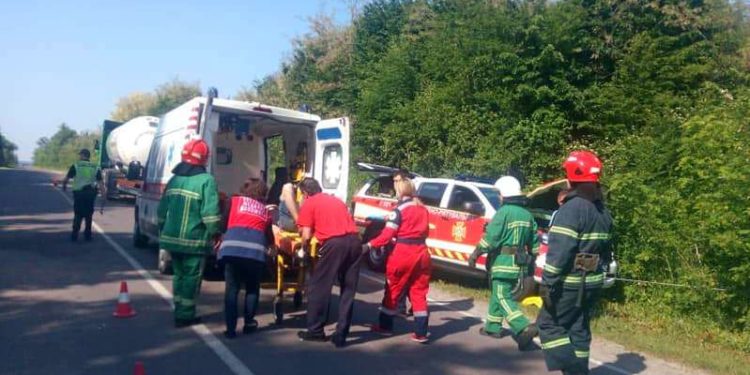 На Тернопільщині водій буса в’їхав у газовоз (Фото)