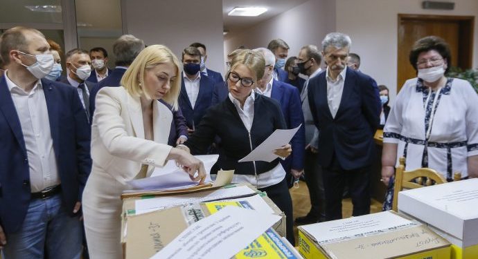 «Батьківщина» передала до ЦВК усі необхідні для старту референдуму документи