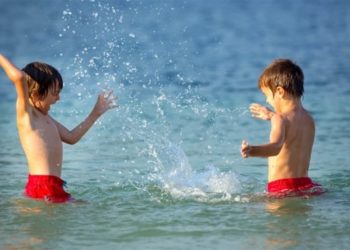 Поки діти купалися у ставку, мама мало з розуму не зійшла, шукаючи їх по місту: інцидент у Тернополі