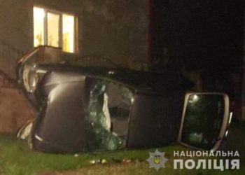 На Тернопільщині водій з неповнолітніми дівчатами врізався у бетонну огорожу (Фото)