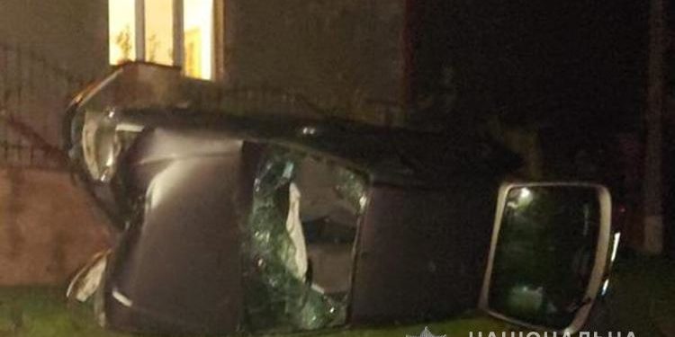 На Тернопільщині водій з неповнолітніми дівчатами врізався у бетонну огорожу (Фото)