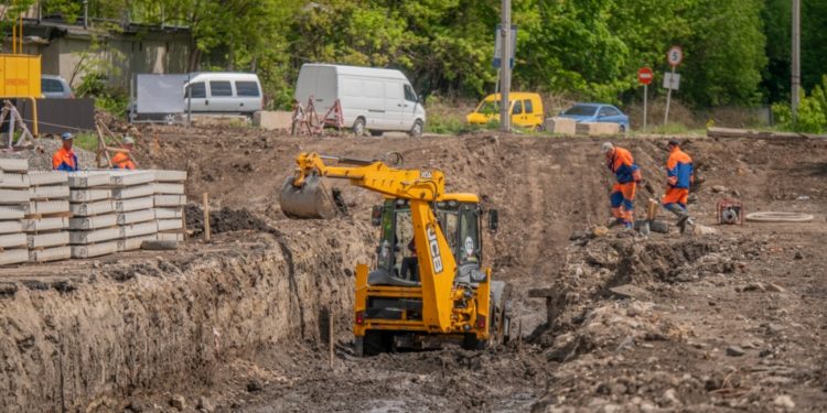У Тернополі будують новий дощовий колектор на вулиці Галицькій