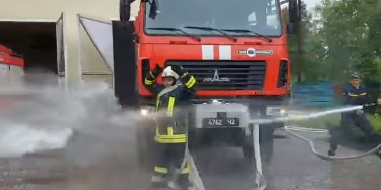 На Тернопільщині рятувальники оригінально провели на пенсію командира (Відео)